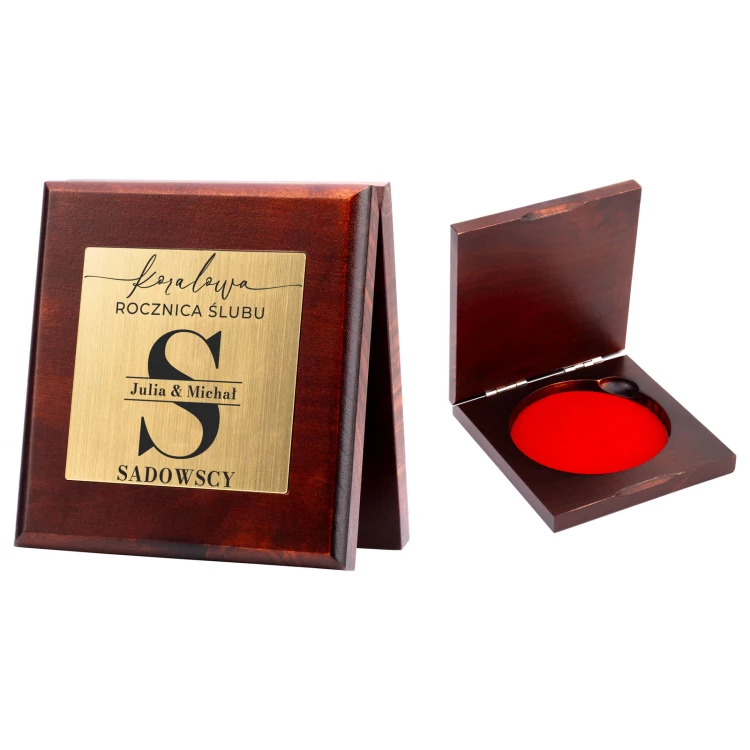 Wooden medal case for wedding anniversary - laser engraving - MGR113