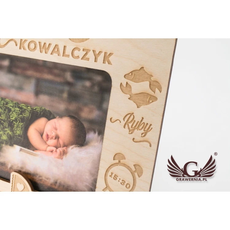Wooden frame with engraving for a baby picture - RAM003