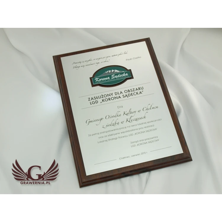 Diploma on a wooden base with embossed logo - SL040