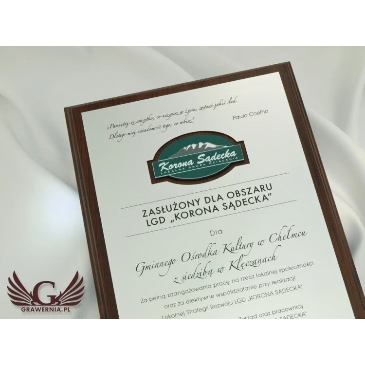 Diploma on a wooden base with embossed logo - SL040