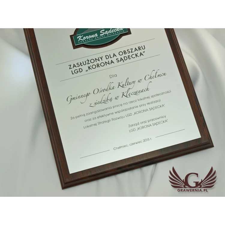 Diploma on a wooden base with embossed logo - SL040