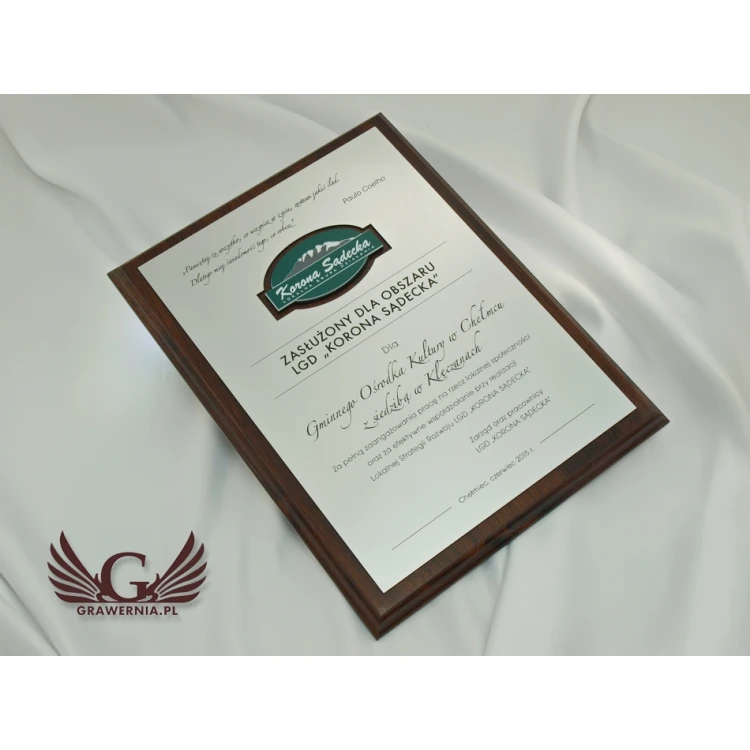 Diploma on a wooden base with embossed logo - SL040