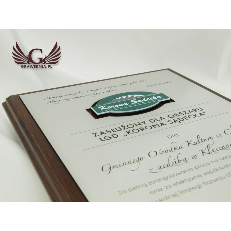 Diploma on a wooden base with embossed logo - SL040