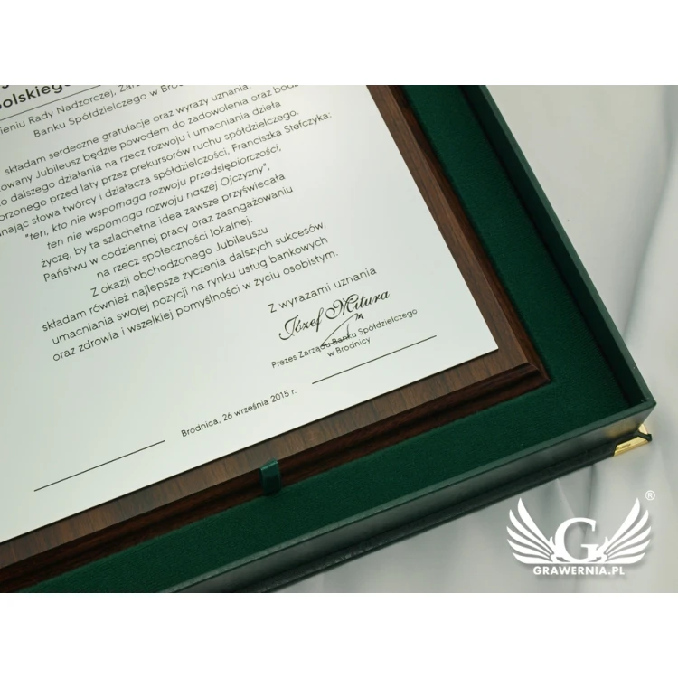 Diploma on a wooden base with embossed logo - SL041