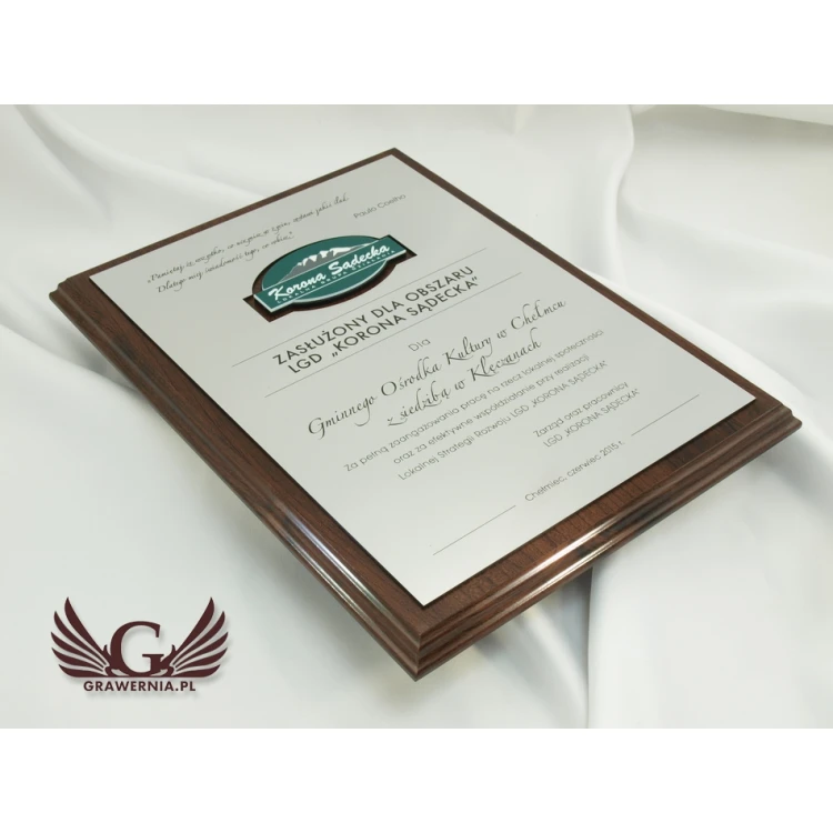 Diploma on a wooden base with embossed logo - SL040