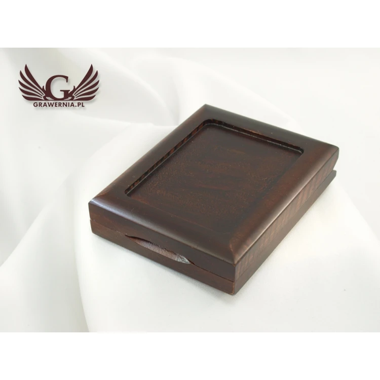 Wooden case box with double slot for a medal of dimensions 51x68mm