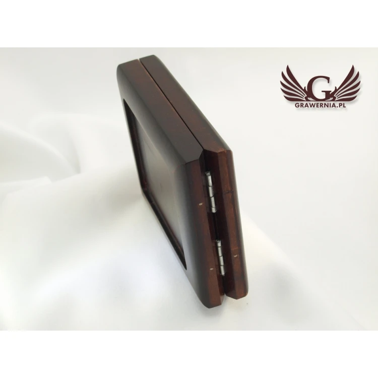 Wooden case box with double slot for a medal of dimensions 51x68mm