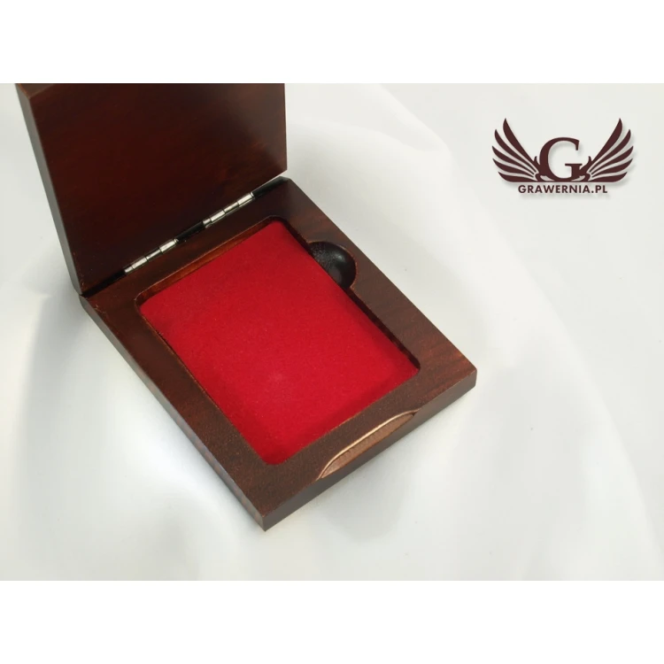Wooden case box with double slot for a medal of dimensions 51x68mm