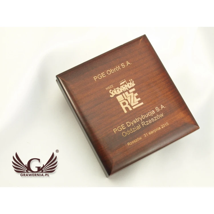Wooden case box with single slot for 80mm diameter medal