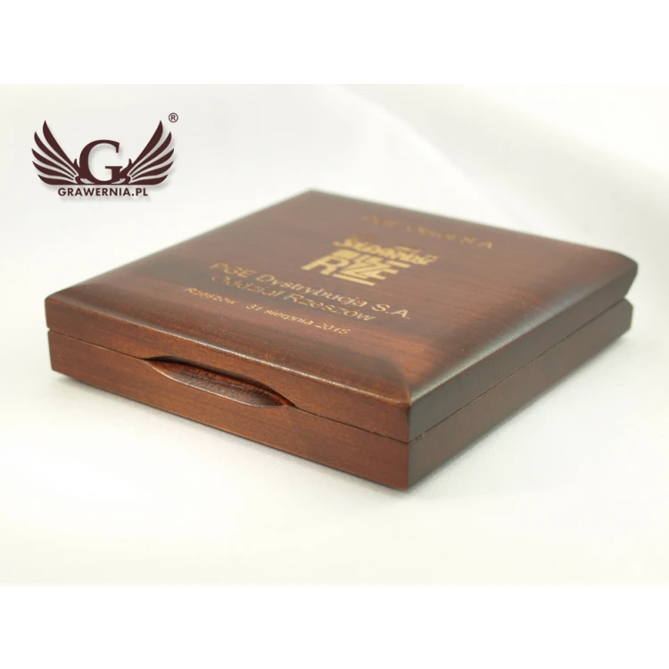 Wooden case box with single slot for 80mm diameter medal