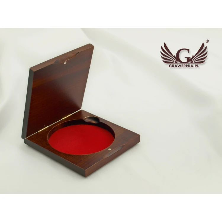 Wooden case box with single slot for 80mm diameter medal