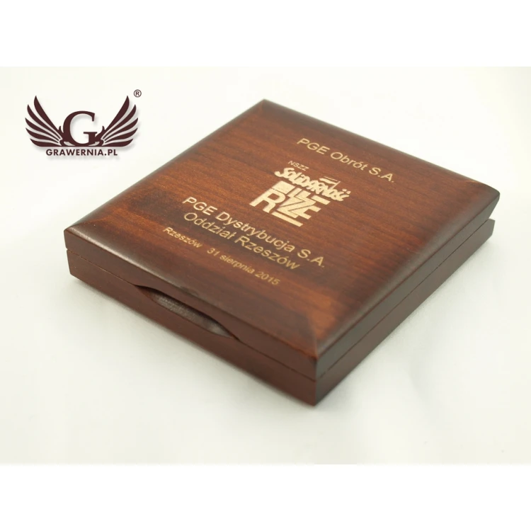Wooden case box with single slot for 80mm diameter medal
