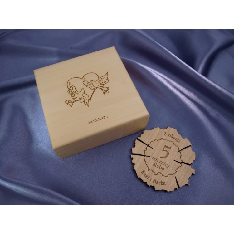 Wooden 5th Wedding Anniversary Medal (wooden) in a Wooden Case - Light Color - MGR011