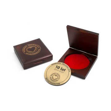 70mm diameter medal in a wooden case 10x9.5cm with two slots (set)