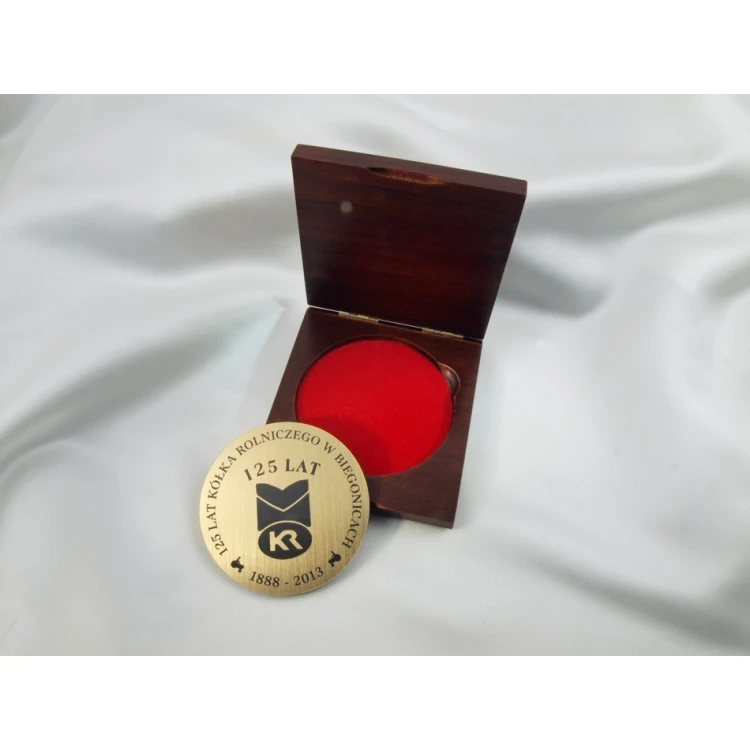 70mm diameter medal in a wooden case 10x9.5cm with two slots (set)