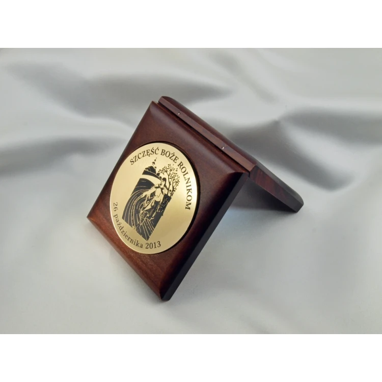 70mm diameter medal in a wooden case 10x9.5cm with two slots (set)