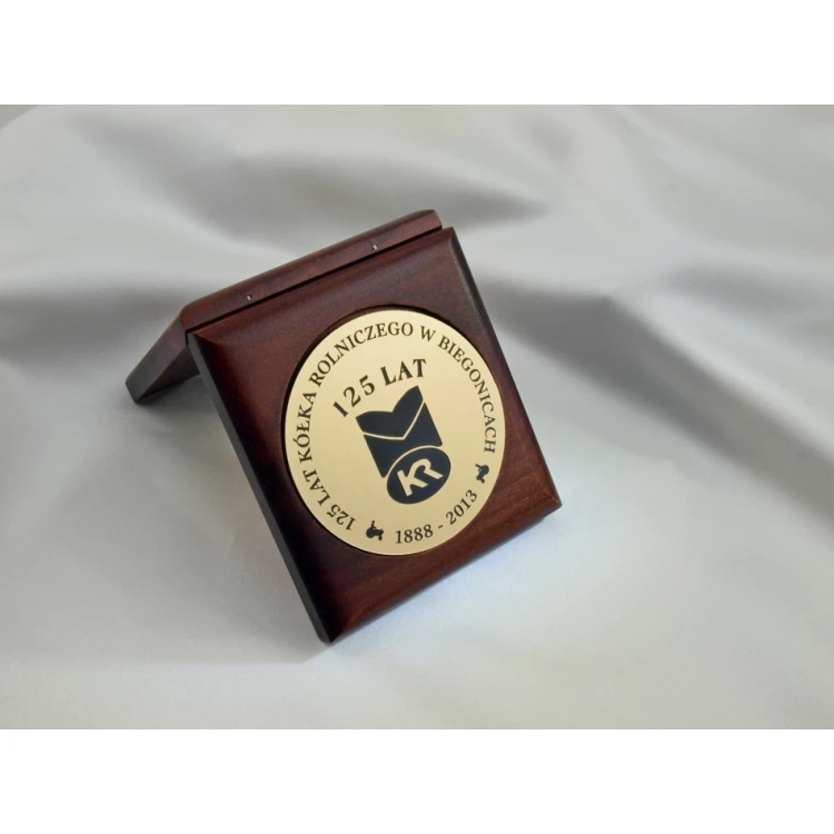 70mm diameter medal in a wooden case 10x9.5cm with two slots (set)